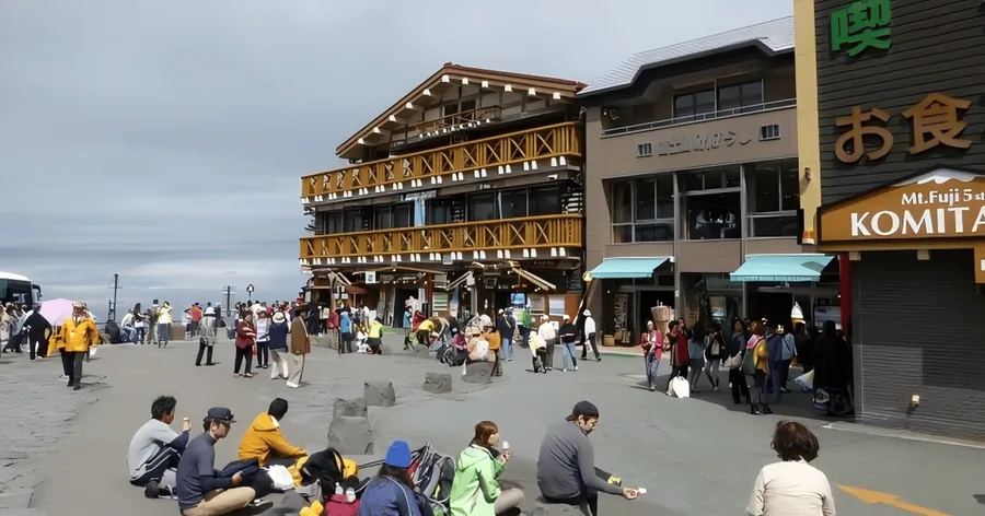 Die 5. Station der Fuji Subaru Line: Holzhäuser und Läden, Besucher und Wanderer auf dem Platz